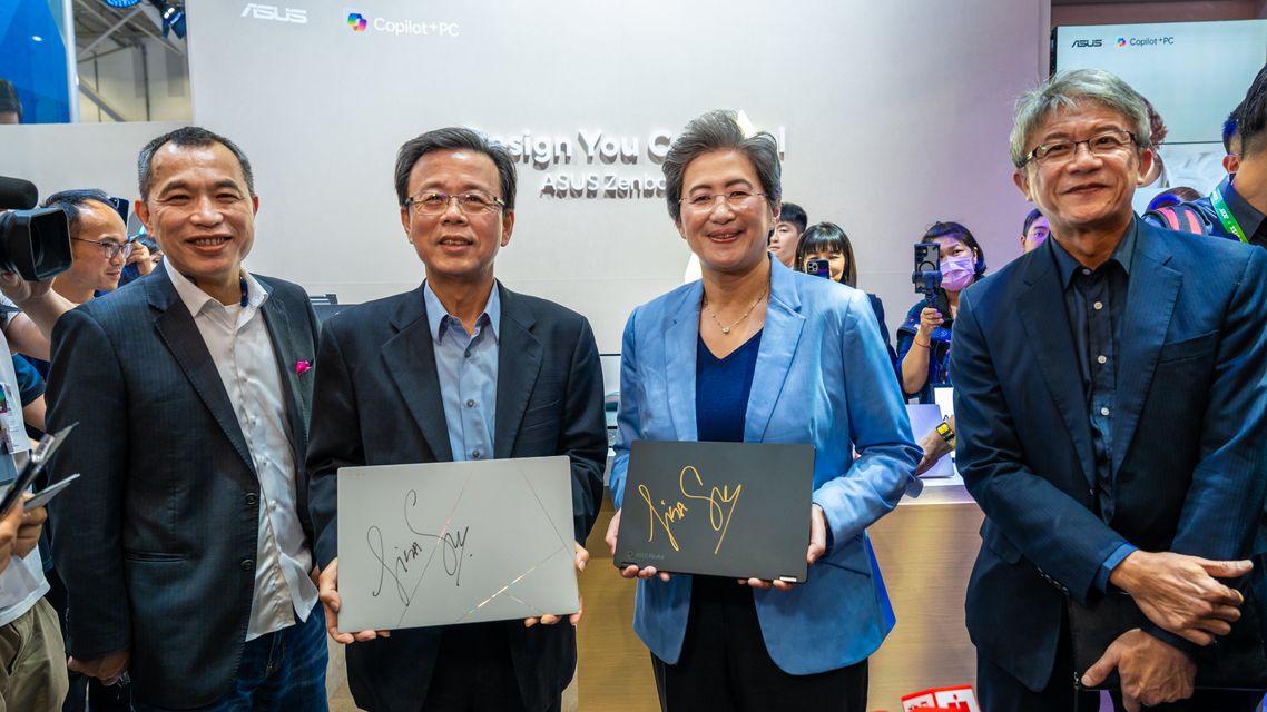 3. Asus Co Ceo Samson Hu and Amd Ceo Lisa Su Pose for a Photo With Asus Coo Joe Hsieh (right) and Asus Vp, Cto of Data Center, and Gm of Op Bg’s Data Center Solution Bu Paul Ju (left).